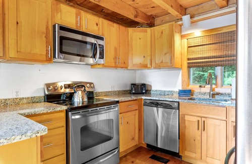 Bartlett House | Artisan Timber Retreat w/Unique Touches|Hot tub