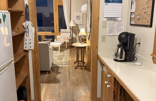 Round Pond Cottage | Artist Cottage with Cliffside Views- New Listing 2026