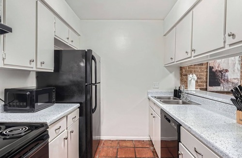Bouldin Apartment | Artsy King Suite Getaway | Sleeps 4 | Pool, Prkg