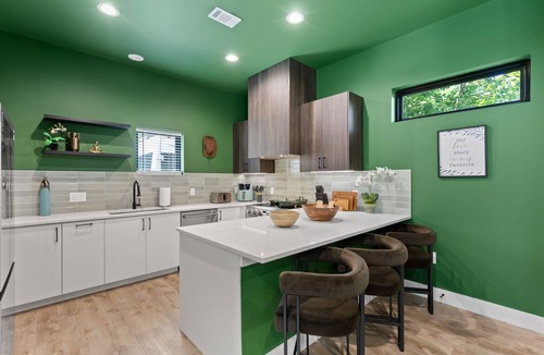 South Manchaca House | ATX 4BD Oasis w/Sauna, Cold Plunge, Beauty Bar