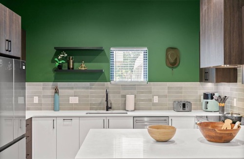 South Manchaca House | ATX 4BD Oasis w/Sauna, Cold Plunge, Beauty Bar