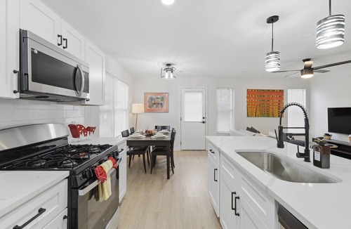 Central East Austin House | ATX summer at Modern Desert Cactus Home by Downtown and UT ❤️ Free Parking