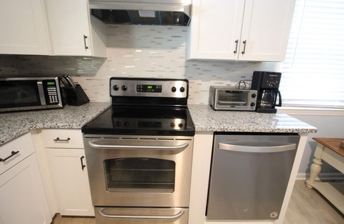 Tranquil Harbour Cottage | August at the beach! Clean Ranch, 4 blks to beach, GOLF CART with parking permit