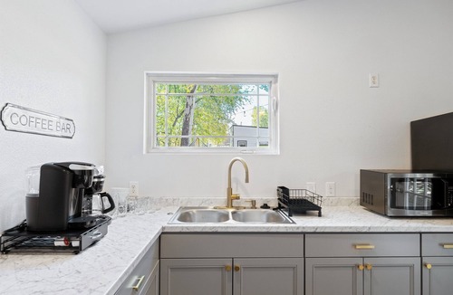 South Manchaca House | Austin Cozy Tiny Home | Fire Pit | Pet-Friendly