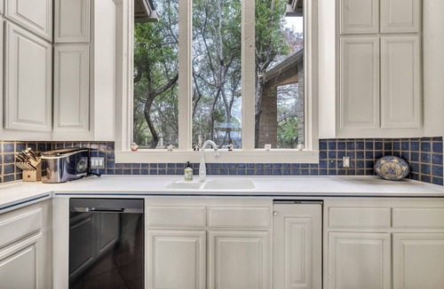 Camelot House | Austin Gated Private Estate Home, 15 min-downtown. Family fun with Pool & games