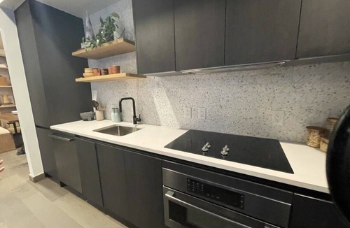 Rainey Street Historic District Condo | Austin Luxury 2BR: Rooftop Pool & City View + Gym