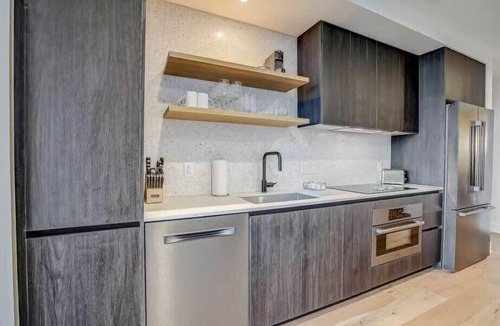 Rainey Street Historic District Condo | Austin Luxury 2BR: Rooftop Pool & City View + Gym