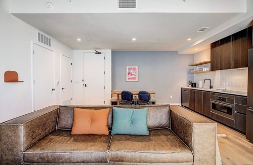 Rainey Street Historic District Condo | Austin Rainey Street condo w/2 suites & lake-view balcony, rooftop pool & gym