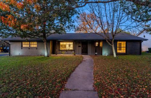 Barton Hills House | Austin Retreat with Private Pool l Mins to Downtown