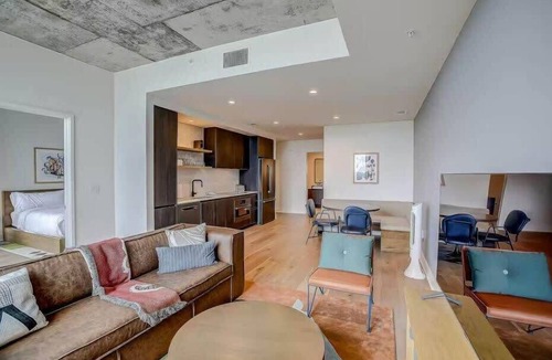 Rainey Street Historic District Condo | Austin Skyline Luxury: 2BR + Rooftop Pool +Gym