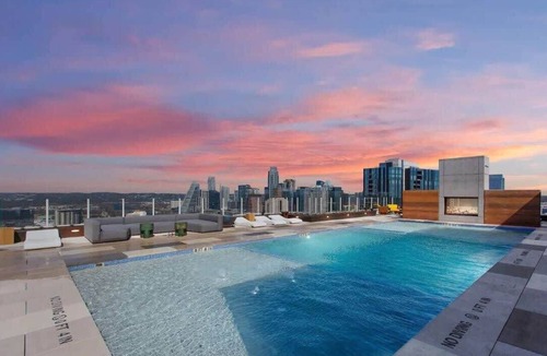 Rainey Street Historic District Condo | Austin Skyline Luxury: 2BR + Rooftop Pool +Gym