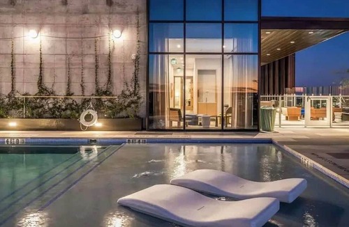 Rainey Street Historic District Condo | Austin Skyline Luxury: 2BR + Rooftop Pool +Gym