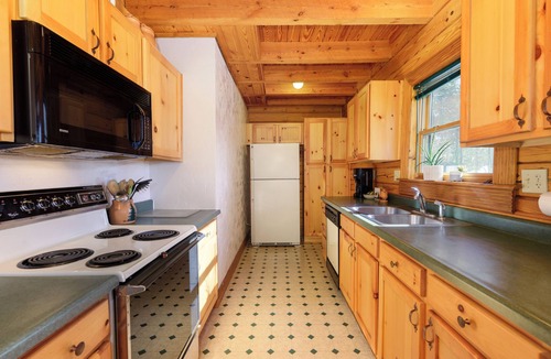 Fraser Cabin | Authentic log cabin, large yard, private HT