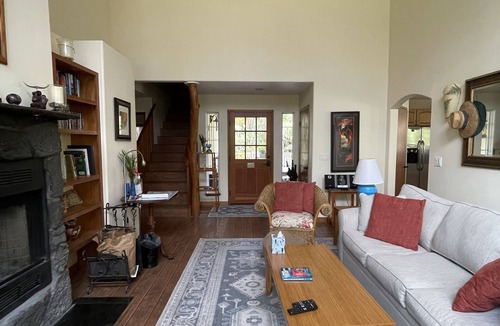 Volcano Bed & Breakfast | B&B: Ohia Loft Suite 5 mins from Volcanoes National Park