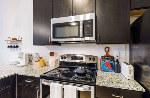 Austin Apartment | Balcony+ Pool + Free Parking + Theater Access|1b1b