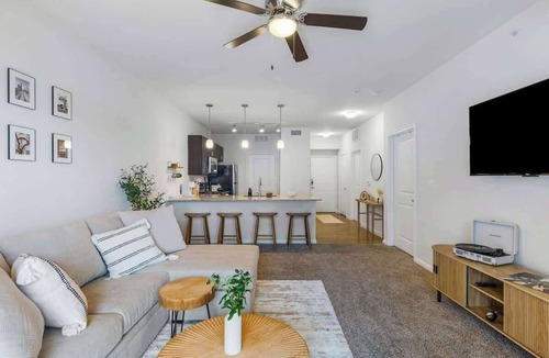 Austin Apartment | Balcony+ Pool + Free Parking + Theater Access|1b1b