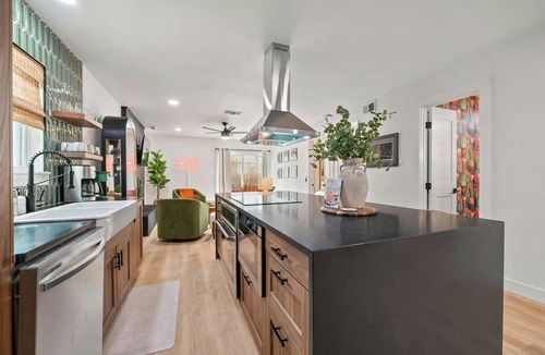 Barton Hills House | Barton Hills Hideaway + Two Hot Tubs - Magdalena!