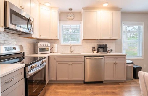 Tranquil Harbour Cottage | Beach Break Bungalow: Cozy Cottage with Hot Tub & Fire Pit - Dogs Welcome!