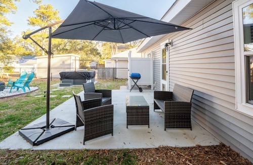 Tranquil Harbour Cottage | Beach Break Bungalow: Cozy Cottage with Hot Tub & Fire Pit - Dogs Welcome!