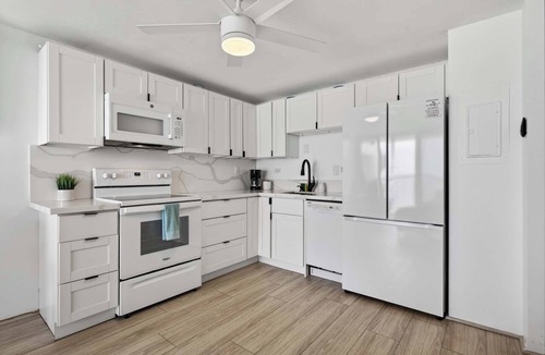 Punaluu Condo | Beachfront Condo with Lanai and View