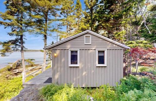 West Southport House | Beachfront Delight with detached guesthouse, private beach access, Dog-friendly