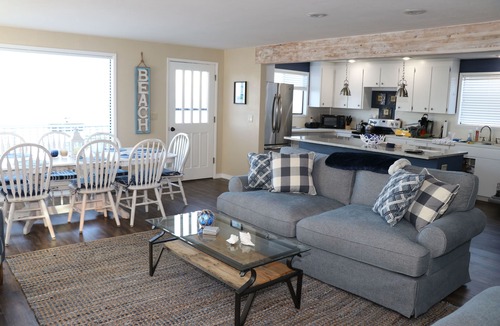 Clinton House | Beachfront picture perfect setting and spacious Whidbey home close to ferry