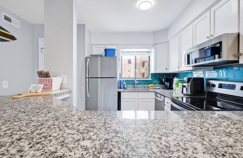Wilmington Beach Condo | Beachside Breeze Condo w/pool and private beach access