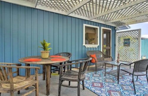 Honalo House | Beachside Cottage surrounded by coffee trees but minutes from the beaches