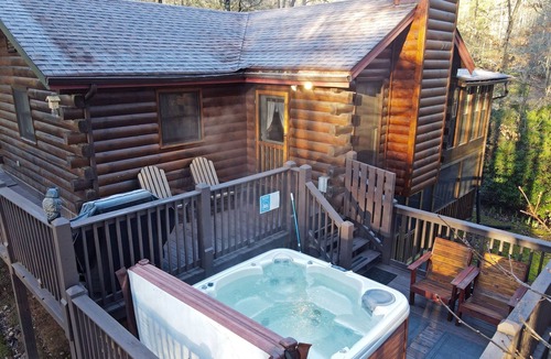 Raccoon Ridge Cabin | Bear Ridge- Hot Tub-Cozy Blue Ridge Cabin sleeps 6 - Close to Toccoa River