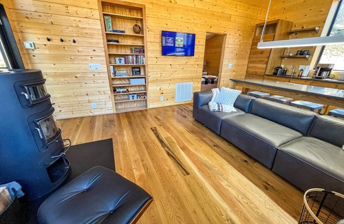 West Jefferson Cabin | Beat the Heat. Head to the Mountains - 2BR/2BA w/Hot Tub & WiFi