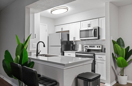 University Hills and Windsor Park Apartment | Beautiful 2BD/2BA in University Hills 4pgh