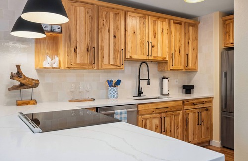 Old Town Condo | Beautiful 3 bedroom, pet friendly, magnificent river views, walk to WP resort