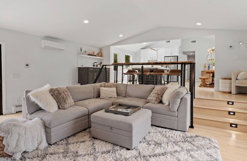 Bonnet Shores House | Beautiful and Spacious Home with WiFi and AC in delightful Narragansett