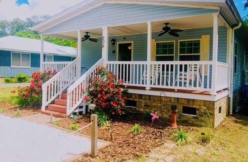 Tranquil Harbour House | Beautiful Beach Getaway! Walk to Beach! Sleeps 6.