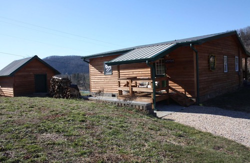 Elizabethton Cabin | Beautiful Cabin on a hill with scenic view