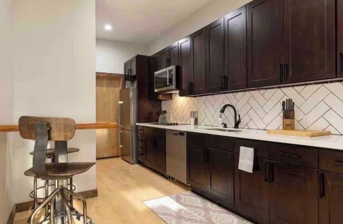 Old Ballard Condo | Beautiful Condo in heart of Ballard! Enjoy shopping & restaurants steps away!