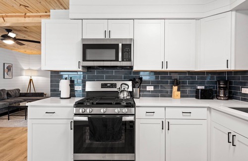 Dawson House | Beautiful Downtown Home! Perfect for Long Stays!