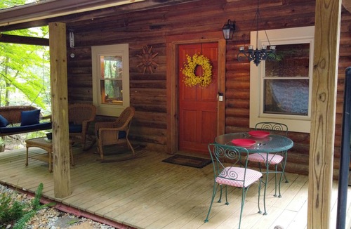 Burnsville Cabin | Beautiful log cabin with AC and WiFi in gorgeous Burnsville.