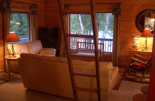 Soldotna House | Beautiful log home Kenai River has full length deck overlooking river