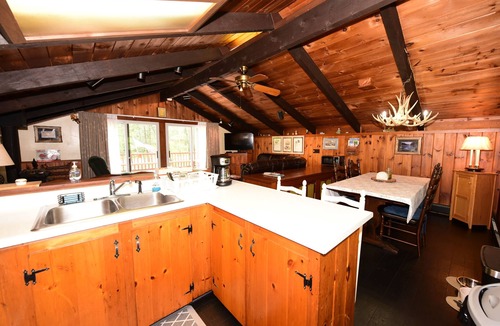 North Conway House | Beautiful North Conway Chalet in Cathedral Ledge with 4 Bedrooms and 1.5 Bath