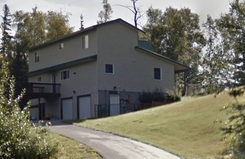 Gateway House | Beautiful quiet home on 2 acres. Many amenities. 2 person Jacuzzi tub!