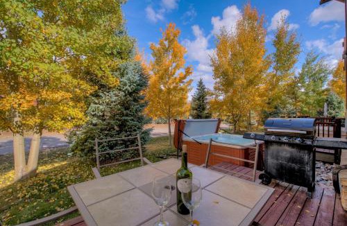 The Highlands House | Beautiful Unit in Quiet Area with Shuttle to Slopes