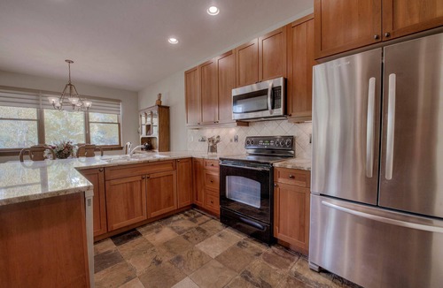 The Highlands House | Beautiful Unit in Quiet Area w/Shuttle to Slopes
