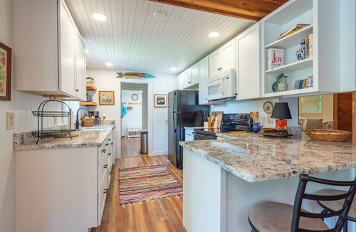 Burnsville Cottage | Bee Balm Cottage~Cozy Cottage~Pet-Friendly Retreat~3 Mins to Burnsville
