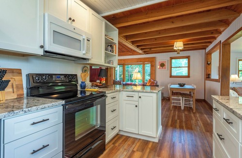 Burnsville Cottage | Bee Balm Cottage~Cozy Cottage~Pet-Friendly Retreat~3 Mins to Burnsville