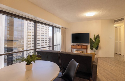 Downtown Honolulu Condo | Bishop Suites at Executive Center Ocean View 1 Bedroom Suite + Full Kitchen