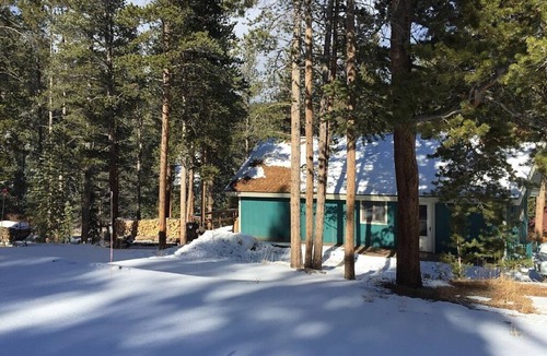 Breckenridge House | Black Bear Crossing: Pet-Friendly Bliss with a Touch of Retro Nostalgia
