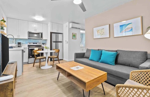 McCully - Moiliili Apartment | Blissful Honolulu Oasis: Renovated & Modern w/AC
