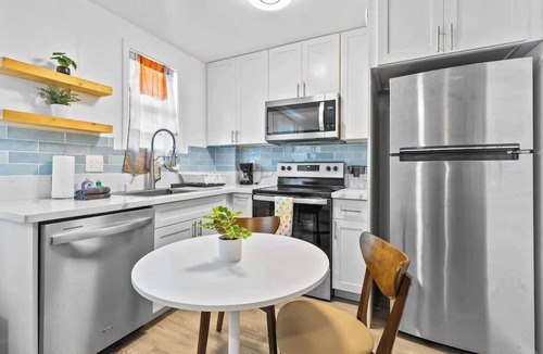 McCully - Moiliili Apartment | Blissful Honolulu Oasis: Renovated & Modern w/AC