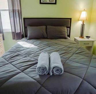Logan House | Blue Heron Cottage with Game Room, Deck & Hot Tub